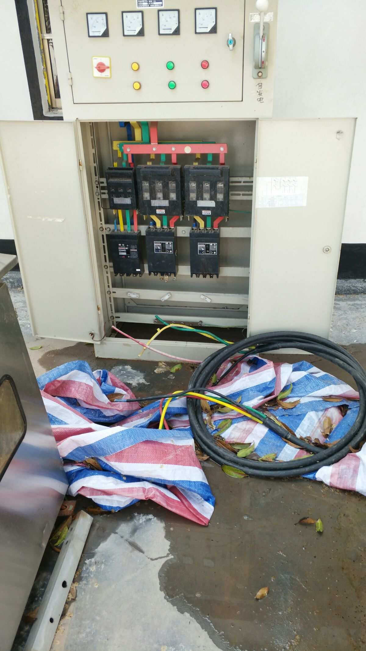 配電箱管理疏忽，雨天安全隱患不容忽視